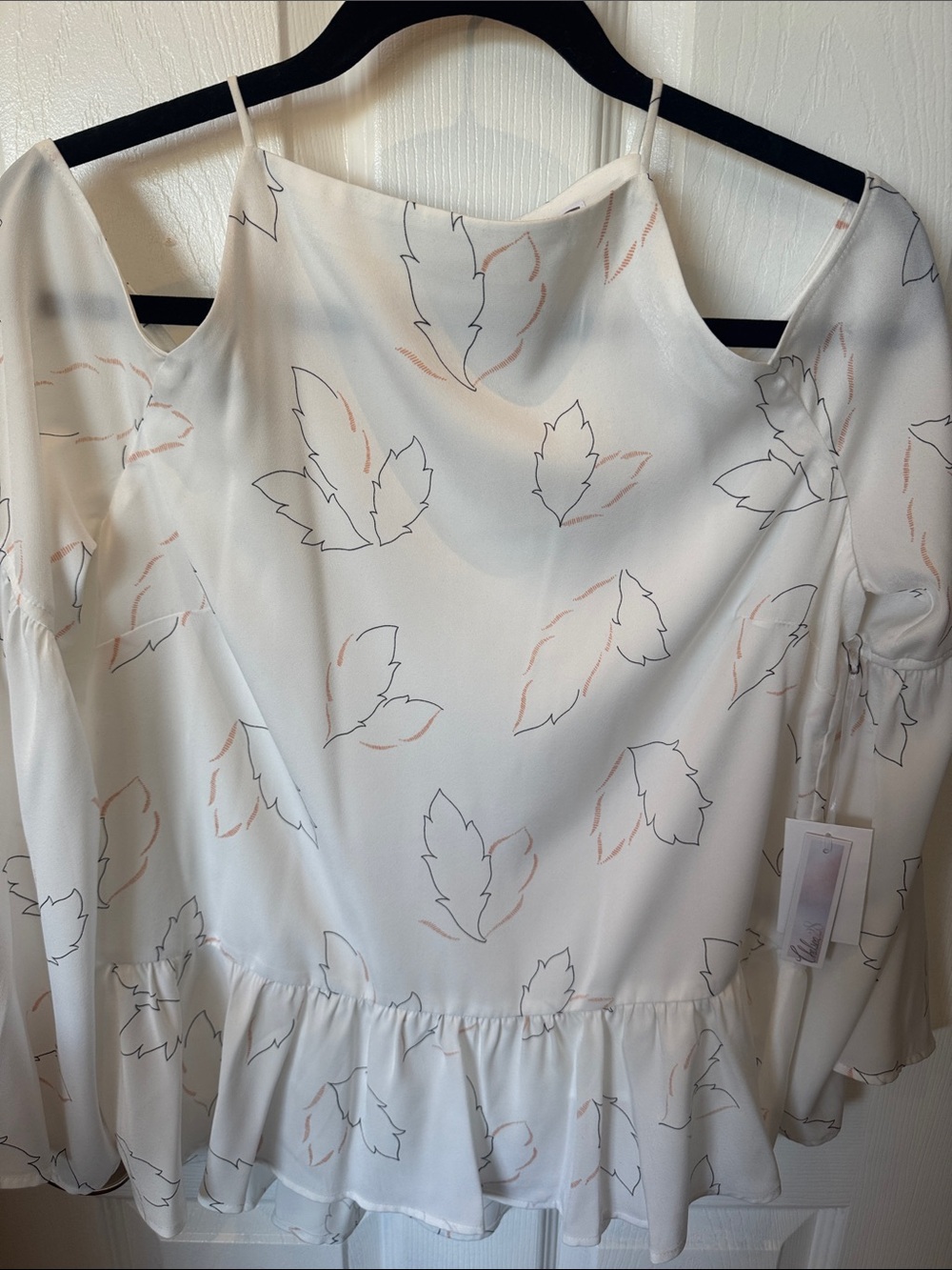 NWT Boho cold shoulder split sleeve Chelsea28 ivory blouse with leaf print